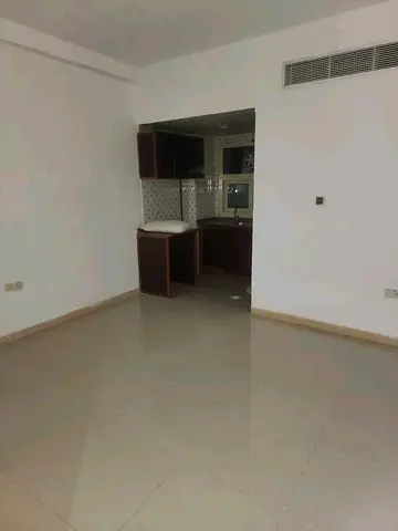 استوديو بمساحة مريحة مناسب للسكن، تصميم عملي يضمن الراحة والخصوصية، مع مطبخ صغير وحمام بتشطيب جيد وتهوية طبيعية.