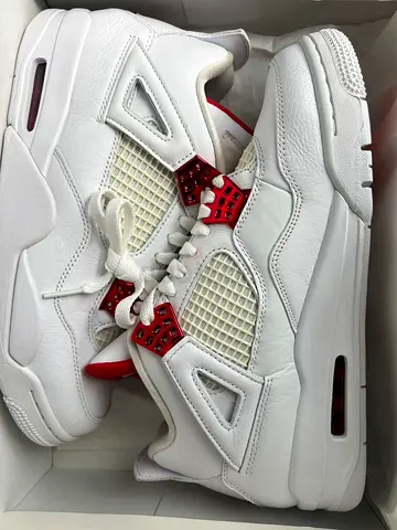 Jordan 4 mettalic red 8.5 / 42 BRAND NEW
