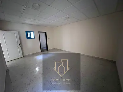 شقة مميزة جدا مساحة ممتازة تشطيب ممتاز تكييف اسبيلت مطبخ منفصل وكبير موقع مميز جدا قريب من الشارقة ودبي