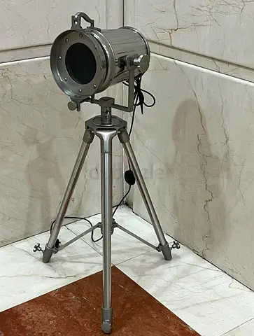 Marina tripod spotlight flooring lamp