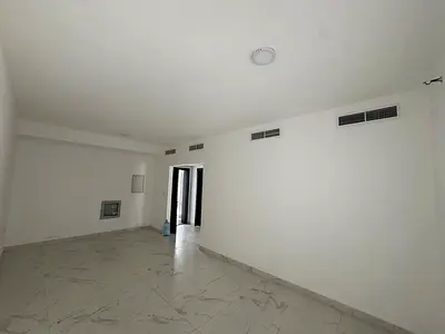 شقة غرفة وصالة للإيجار السنوي في الجرف٢ عجمان طابق أرضي بمساحة كبيرة غرفه ماستر و2 حمام مطبخ مضيء موقع متميز بجوار جامعة عجمان