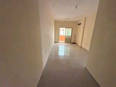 شقة مميزة للإيجار السنوي في منطقة الجرف 2 بعجمان بموقع استراتيجي على الطريق الرئيسي مباشرة مقابل جسر الروضة ومقابل نستو، وقريبة جداً من أسواق الإمارات