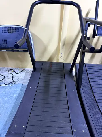 TRUEFORM RUNNER CURVED, AED 7000