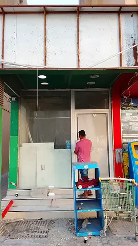 محل تجاري للإيجار السنوي على كورنيش عجمان بإطلالة مباشرة على البحر وفي موقع حيوي مميز قريب من الممشى والمطاعم والمقاهي مع حركة مستمرة طوال اليوم.