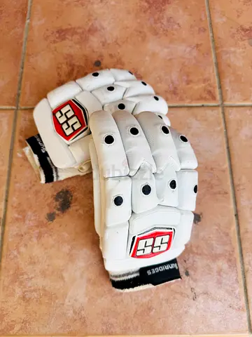 Cricket gloves