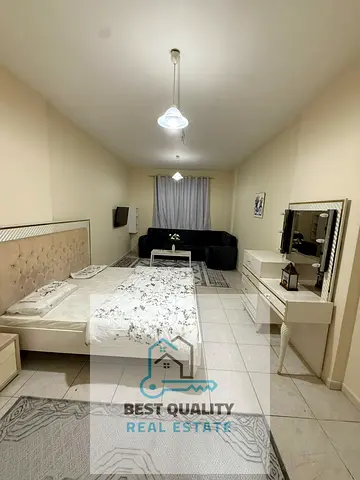 استوديو للإيجار الشهري يقع في منطقة النعيمية على شارع الكويت، في موقع حيوي قريب من جميع الخدمات اليومية
