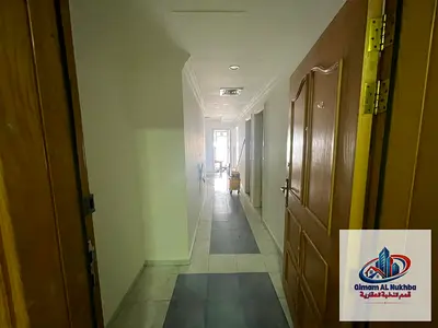أكبر مساحة شقة غرفة وصالة في الشارقة مع موزع داخلي و2 بلكون و2 حمام وغرفة ستور وخزائن بالحائط .