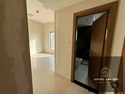 فرصة رائعة للإيجار في الراشدية – شقة 2 غرف + صالة، غرفة ماستر، 2 حمام، خزائن بالحائط، بلكونة وباركينج | مساحة كبيرة وتصميم عملي مثالي للعائلات الباحثة