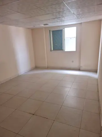 شقة غرفتين وصالة في القليعة بسعر 35 ألف سنوياً، حمامين، تكييف مركزي، صيانة على المالك وتسهيلات بالسداد