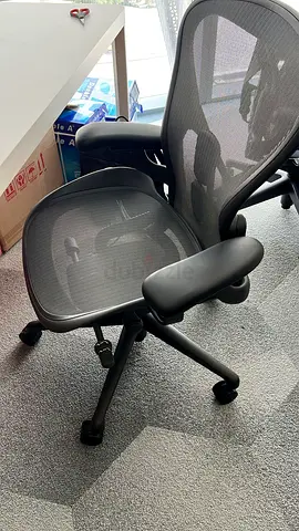 New Stock Remastered V2 Version Herman Miller Aeron Graphite Chair Fully Adjustable Size B