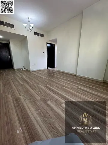 اجمل وارقي غرفتين وصالة مع 2 حمام غرفة ماستر وبلكونة وتكييف مركزي وأرضية باركيه مع باركينج خاص، موقع مميز جدا صيانه علي المالك طول فترة الايجار