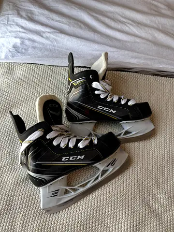Ice Hockey Skates - Includes Guards
