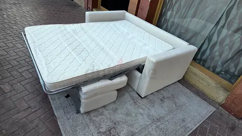 Selling brand new condition comodo Italian natuzzai sofa bed