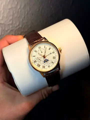 Elegant Men’s Dress Watch – Roman Dial, Date Display, Leather Strap