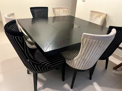 Dining table + 8 chairs