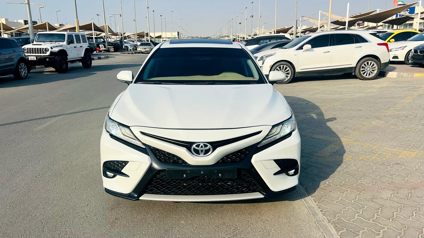 Toyota Camry 2020 — photo 1 of 20