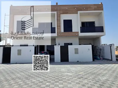 تاون هاوس للبيع في عجمان – الحليو 2  التاون هاوس مكون من أرضي + طابقين، مجلس، صالة، 4 غرف ماستر مع خزائن، مطبخ كبير، وغرفة خادمة.