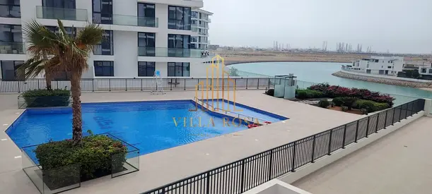 **Spacious apartment with a stunning waterfront view – 1 bedroom and living room, 978 sq ft for only 55,000!** 🌊🏡