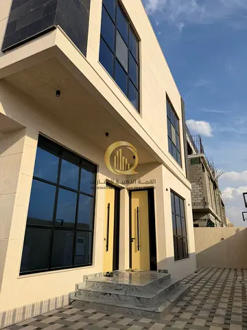 للبيع فيلا في منطقة الحوشي , مساحة البناء 3700 قدم , تشطيب سوبر ديلوكس , مكونة من ارضي + 1 + 50%