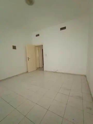 🏡 للإيجار السنوي – شقة غرفتين وصالة بإطلالة مباشرة على الكورنيش  ✨ تفاصيل الشقة: 🛏 غرفتين نوم 🛋 صالة واسعة 🚿 2 حمام 🍽 مطبخ ❄️ تكييف مركزي 🛠 صيان