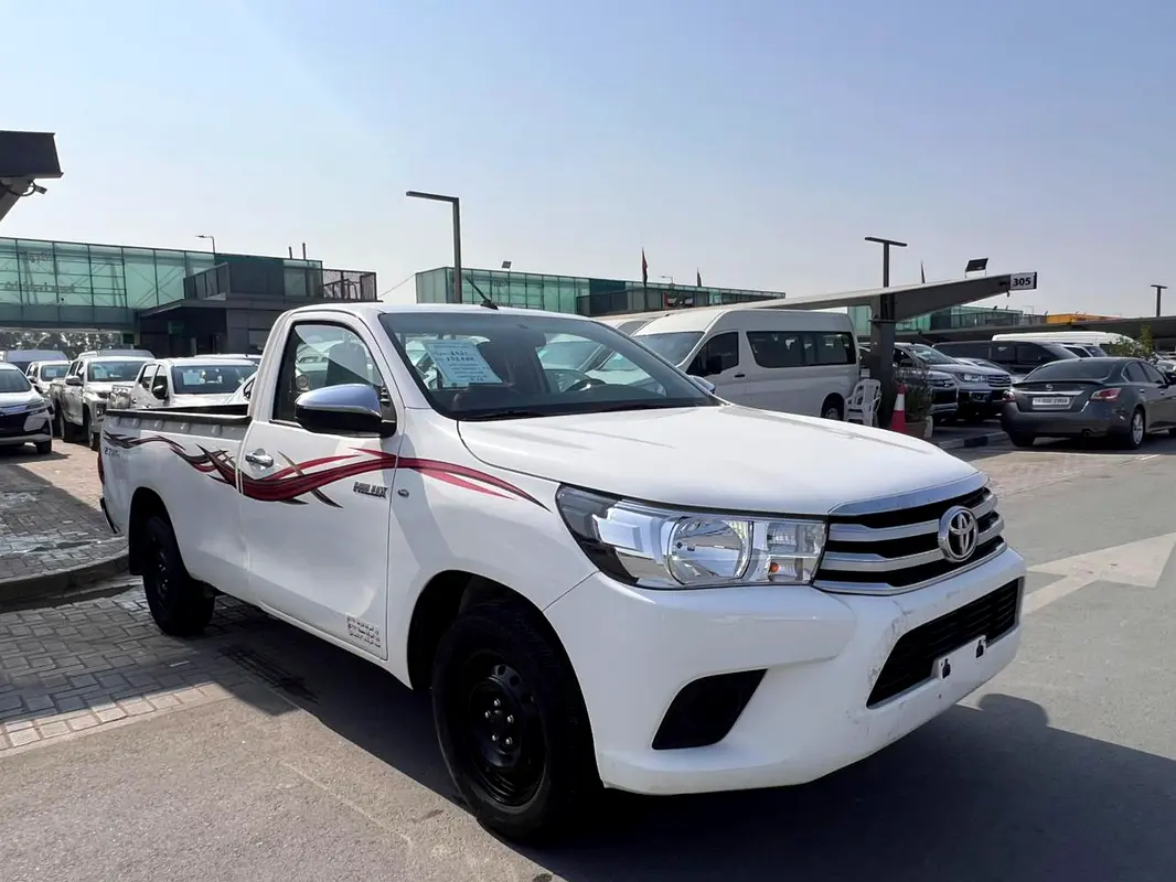 Toyota Hilux 2021 — photo 1 of 9