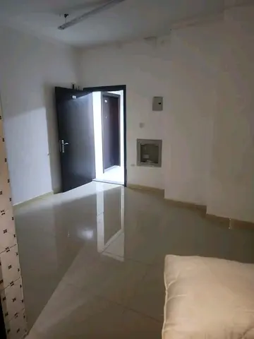 استديو عائلي للايجار بقلب الشارقه القليعه مساحه مناسبه لاسره صغيره قريب من جميع الخدمات والمراكز التجاريه مع سهوله ايجاد البراكن الترابيه