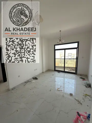 غرفه وصاله مساحه كبيره مع بلكونه اطلاله بمنطقه العامره بجوار جميع الخدمات والطرق الرئيسيه