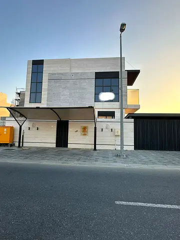 Villa for rent in Al Hooshi area, Sharjah. It consists of 4 master bedrooms, a living room, a majlis (formal sitting room), a maid's room, and a kitchen. Annual rent is AED 160,000 (negotiable).