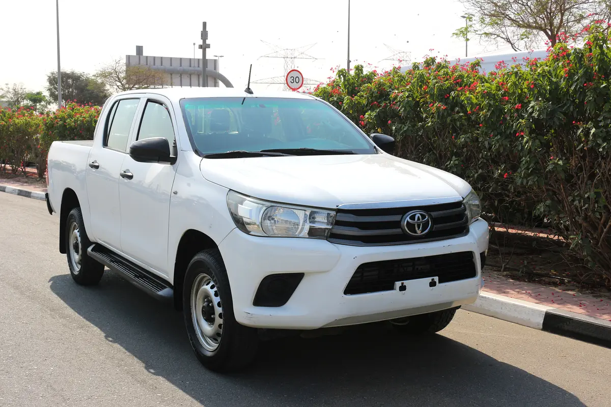 Toyota Hilux 2016 — photo 1 of 15
