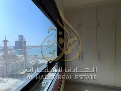 للإيجار السنوي في الشارقة – منطقة الممزر  متوفر شقة غرفتين وصالة بموقع مميز قريب من جميع الخدمات، مع سهولة الوصول إلى دبي، مناسبة للعائلات وتتميز بمسا