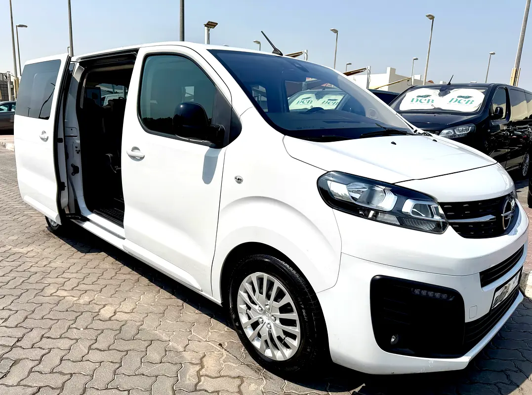Opel Zafira Life 2023 — photo 1 of 19