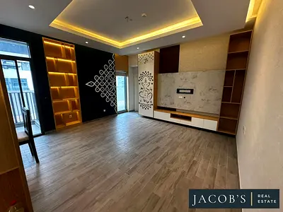 Vacant | Upgraded | High floor