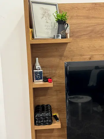 Stylish Decorative Shelf with Accessories