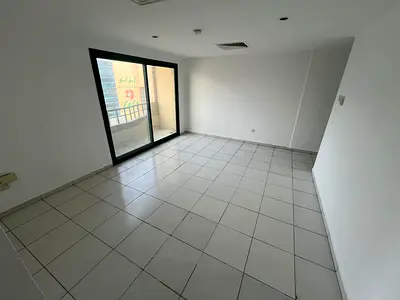 🏡 فرصة مميزة للإيجار السنوي في الشارقة – منطقة البوطينة  شقة غرفتين وصالة بمساحة مريحة وموقع ممتاز قريب جداً من محطة الباص، مناسبة للعائلات وتوفر سهو