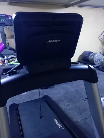 LIFE FITNESS INTEGRITY TREADMILL W/ C CONSOLE  220V- AED 8500