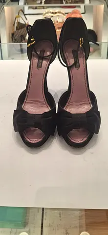 Elegant Black Heels with Bow Detail