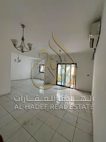 للايجار في الشارقة0 – المجاز 3، شقة مميزة مكونة من 3 غرف وصالة تتميز بمساحات واسعة جداً وموقع ممتاز قريب من الخدمات والمرافق الأساسية، مع صيانة مجانية