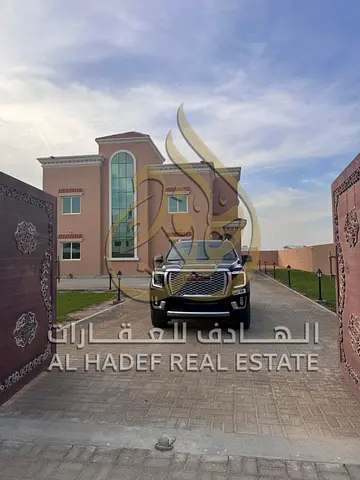 فيلا للبيع في الشارقة بمنطقة الجرينة بمساحة واسعة مع 4 غرف ماستر ومجلس وملحق خارجي وغرف إضافية بتصميم مميز وموقع هادئ