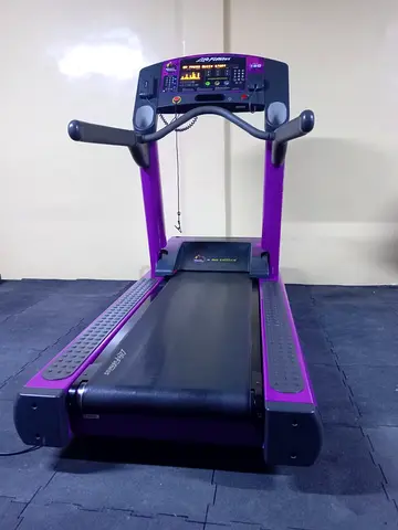 ‏Life Fitness Treadmill CLST , 120V - AED 5000