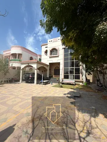 Villa for sale in Al Muwaihat 2 Close to Sheikh Ammar Street Next to the mosque Consists of 5 rooms / maid's room / majlis / hall / kitchen 7 bathroom