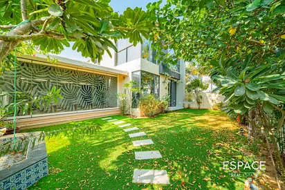 Upgraded | Corner Plot | Family Living