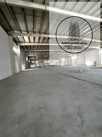 مستودع صناعي للإيجار 45500 قدم كهرباء 715 كيلووات أم القيوين الصناعية الحديثة
