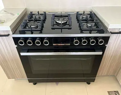 Bosch latest model Black Gas Range with 5 Burners in excellent condition