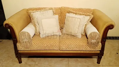 Elegant Vintage Sofa with Decorative Cushions