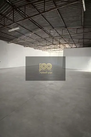 مستودع واسع للتخزين فقط للإيجار السنوي في أم القيوين – الصناعية القديمة | 8,000 قدم | كهرباء 25 كيلو وات