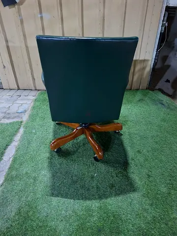 Office chair with a very elegant and traditional design
