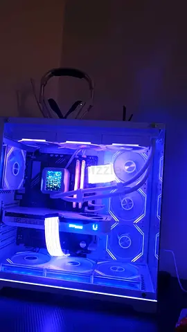 البيسي جدا 32 5 rtx 5070 core i 14400f ddr نضيف و عليه الضمان من المحل باقي