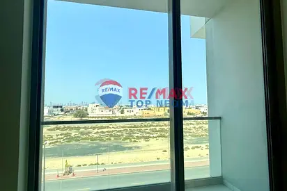 PRIME LOCATION \\ MODERN AMENITIES \\ ATTACHED BALCONY