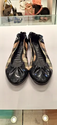 Stylish Womens Flats in Black and Beige