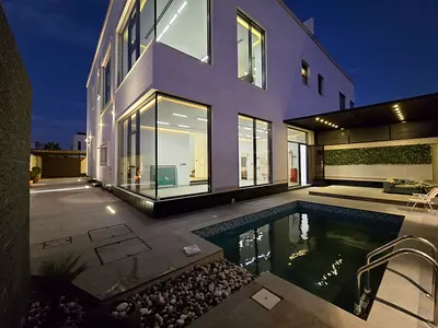 فيلتين فاخرة للبيع في الحوشي، عجمان، أول ساكن، تحتوي على 5 غرف نوم لكل فيلا بنظام سمارت هوم وواجهات بانورامية، توفر نمط حياة عصري مع جميع المرافق الرا